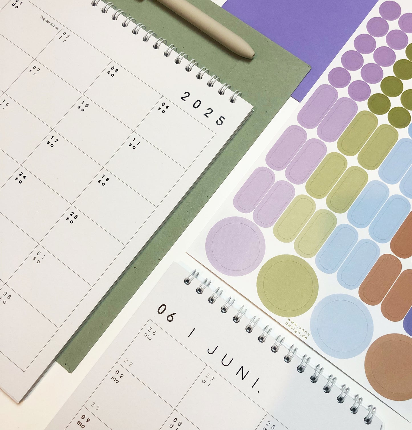 Kalender mit Aufklebern 2026 - A4 / A3