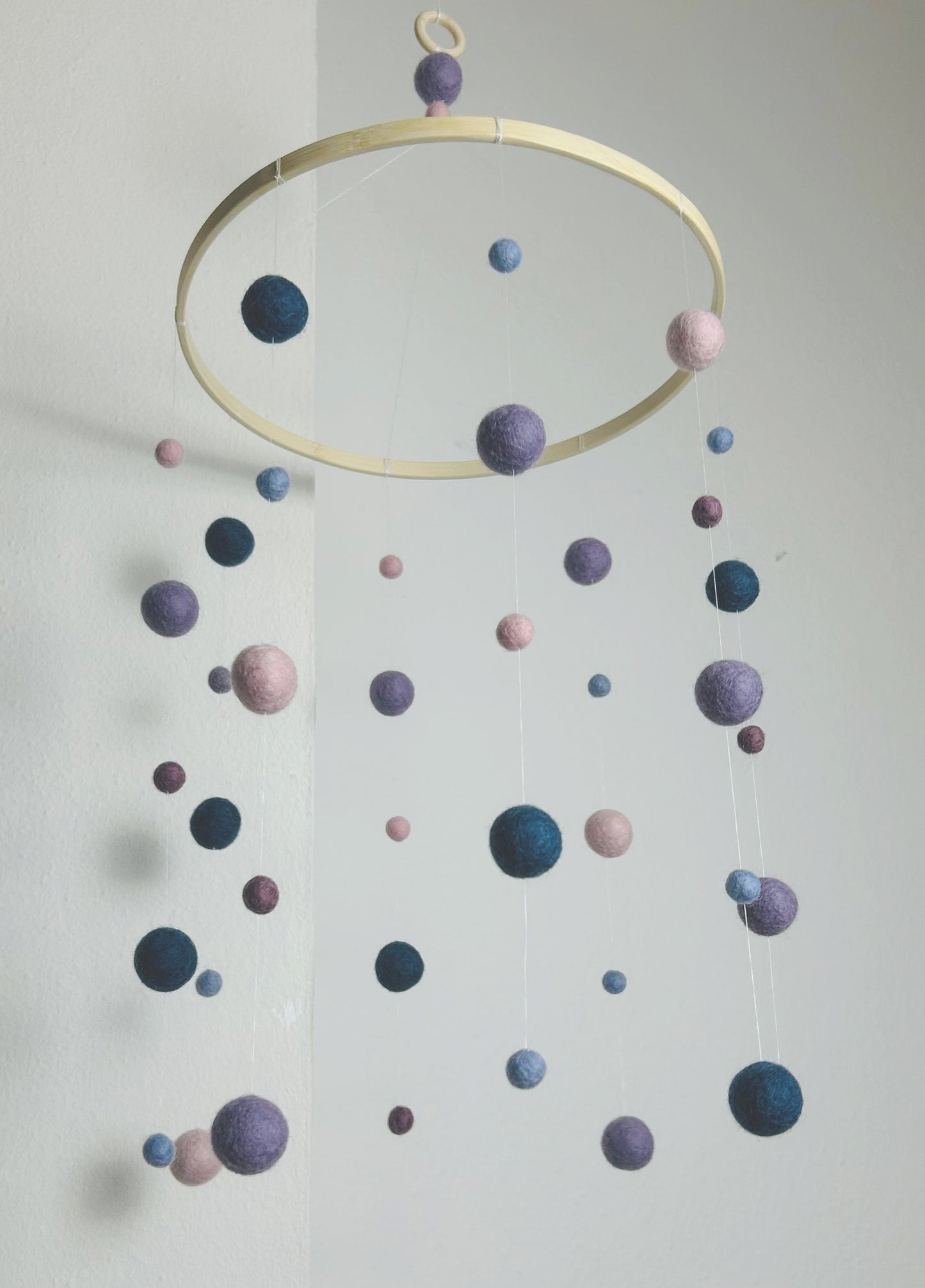 Baby Mobile aus Filzkugeln