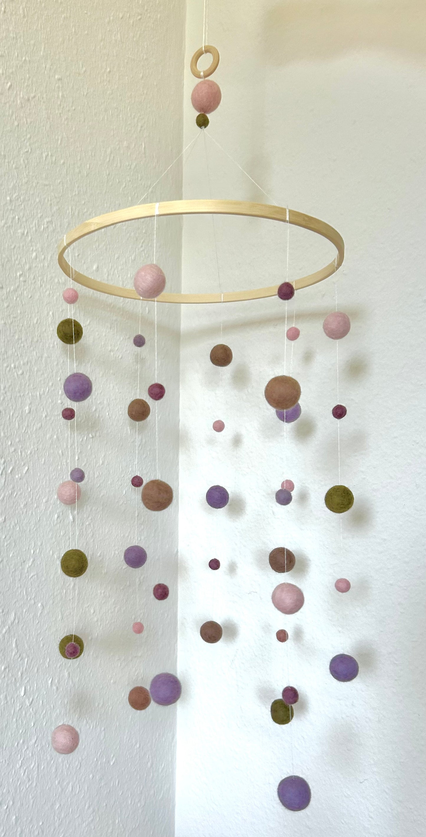 Baby Mobile aus Filzkugeln