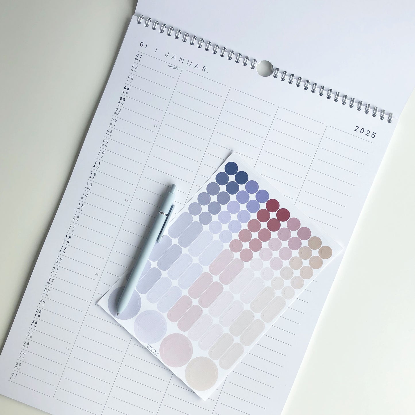 Familienkalender mit Klebepunkten - 2026